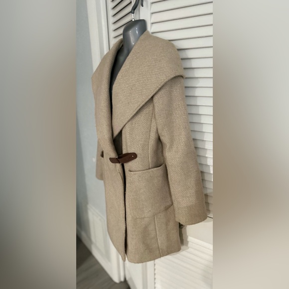 Lauren Ralph Lauren Fawn buckle front wool blend hooded wrap coat. Size 8 - Picture 3 of 16